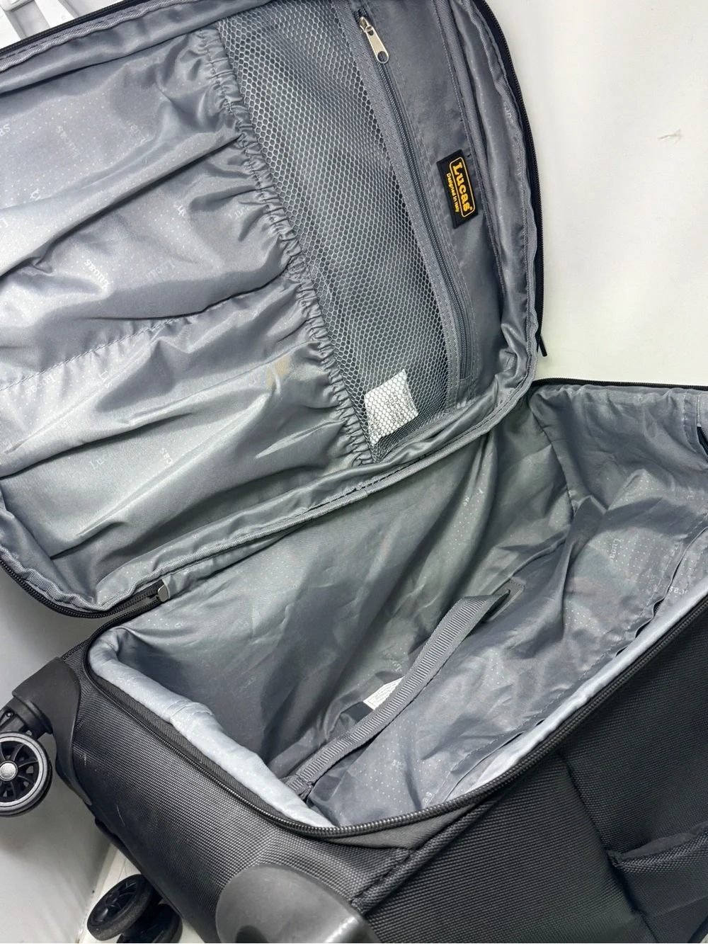 LUCAS LIGHTWEIGHT CARRY ON LUGGAGE SPINNER WHEELS 22in